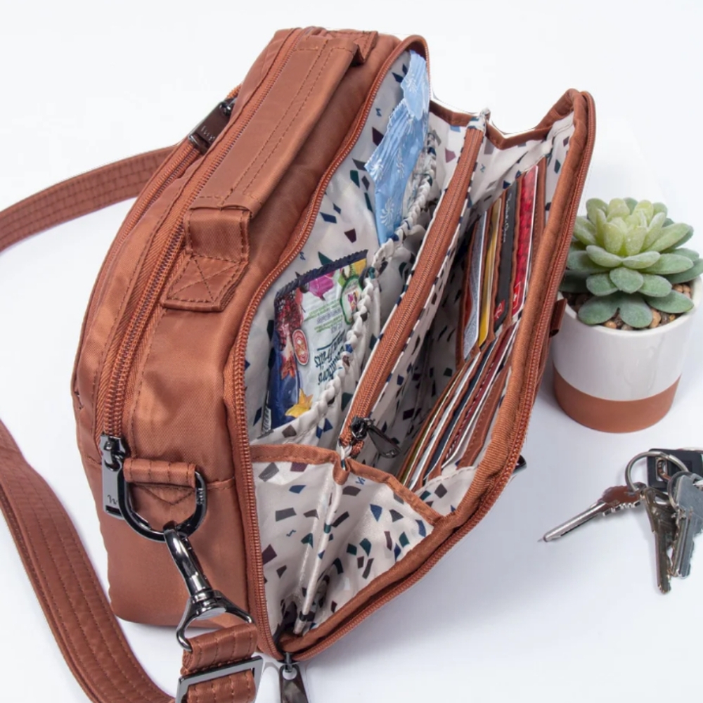 SOLD Lug Scoop Crossbody NWOT - Picture 3 of 13